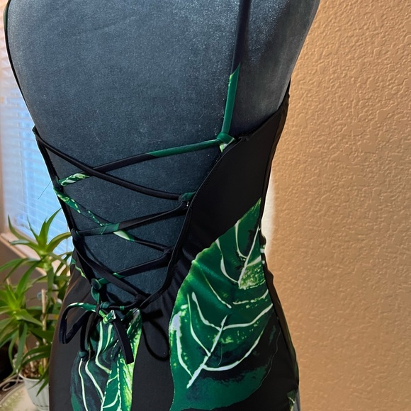 NWOT BLACK LACE-UP ADJUSTABLE LOW BACK ONE PIECE WITH TROPICAL LEAF PRINT - Picture 6 of 11